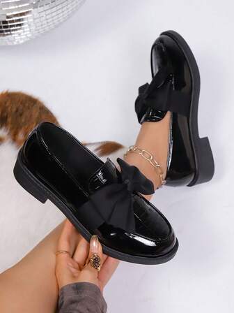 2025 Nya Pendlingsloafers med Rund Tå och Rosettdekoration för Dam, Patchwork Spegelsvarta Retro Brittiska Platta Skor, Mjuka & Bekväma Mellanhäl, Plusstorlek 35-44