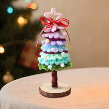 Mini árbol de Navidad de tela, bola de peluche pequeña y lazo de cinta roja. Ideal para decorar el escritorio, fiestas en casa o cualquier ocasión navideña. - Plantones de pompones multicolores - Ver 1
