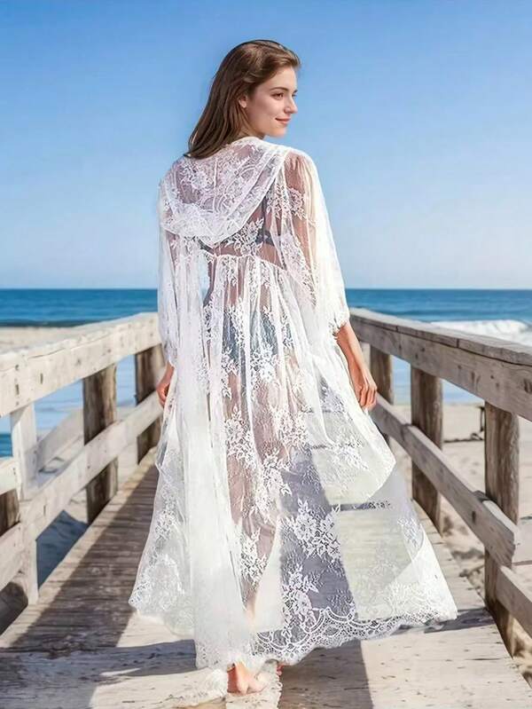 Une nouvelle chemise mi-longue romantique brodée de dentelle, protectrice contre le soleil, provenant d'Europe et d'Amérique, associée à un cape à capuche nouée sur la plage, un cardigan et un haut