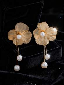 1PC 18K Gold-Plated Flower Tassel Drop Pearl Earrings, Ideal For Modern Women-From Office Ladies To Delicate Moms-Who Love Elegant Light Luxury. Delicate Floral Design With Genuine Pearls And Swaying Tassels. Hypoallergenic For Sensitive Ears, Comfortable All-Day Wear. Waterproof And Fade-Resistant, Perfect For Daily Use. Fits Parties, Weddings, Vacations-Easily Transitions From Day To Night. A Thoughtful Gift For Girlfriends, Mothers, Daughters On Birthdays/Anniversaries, Symbolizing Beauty And Grace.
