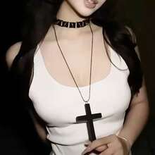 The European And American Retro Dark Style Wooden Cross Necklace Features A Classic Cross Shape With A Cool Feel, And The Long Design Is Perfect As A Sweater Chain. Light Luxury Texture Is Not A Choice For Matching, It Looks Good On Daily Hoodies And Holiday Outerwear, Making It A Versatile Item That Spicy Girls Must Bring When Going Out, Easily Filling The Dark And  Atmosphere. - màu đen - Xem 5