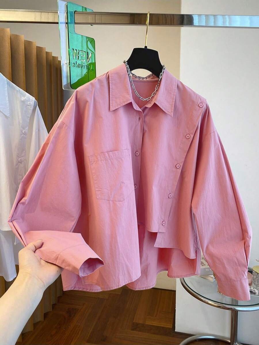 女士不对称下摆衬衫，粉色、黑色、白色等多种颜色可选，适合春、夏、秋、冬四季穿着。纯色前襟纽扣口袋设计，优雅简约的办公休闲风格，适合狂欢节、情人节、返校季、毕业季等场合。 - 粉色 - 查看 1
