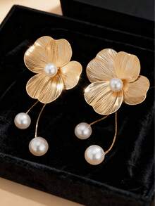 1PC 18K Gold-Plated Flower Tassel Drop Pearl Earrings, Ideal For Modern Women-From Office Ladies To Delicate Moms-Who Love Elegant Light Luxury. Delicate Floral Design With Genuine Pearls And Swaying Tassels. Hypoallergenic For Sensitive Ears, Comfortable All-Day Wear. Waterproof And Fade-Resistant, Perfect For Daily Use. Fits Parties, Weddings, Vacations-Easily Transitions From Day To Night. A Thoughtful Gift For Girlfriends, Mothers, Daughters On Birthdays/Anniversaries, Symbolizing Beauty And Grace.