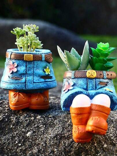 这款创意牛仔风多肉植物盆栽套装包含1个树脂花盆，造型别致，细节精致，以牛仔裤和牛仔帽为灵感。它适用于室内外园艺、家居装饰，也是送给植物爱好者的独特礼物。同时，它也是一款非常漂亮的多肉植物盆栽装饰品。