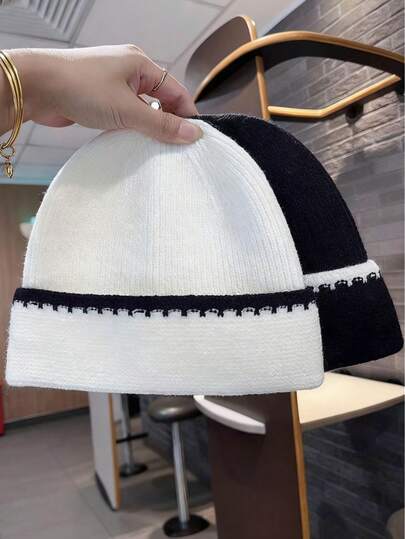 Gorro de punto de color contrastante a rayas simple para mujer en otoño e invierno, que combina con todo y deja ver el rostro, gorro de lana pequeño y cálido