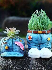 这款创意牛仔风多肉植物盆栽套装包含1个树脂花盆，造型别致，细节精致，以牛仔裤和牛仔帽为灵感。它适用于室内外园艺、家居装饰，也是送给植物爱好者的独特礼物。同时，它也是一款非常漂亮的多肉植物盆栽装饰品。