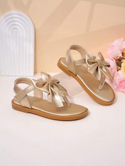 1 Pair Of Girls' Sandals, Decorated With A Large Bow, Made Of Metallic PU Material, Comfortable And Easy To Walk, Low Cut With Exposed Toes, Buckle Strap, Flat Heel Style, Sweet Princess Style Sandals, Suitable For Summer Parties And Shopping Trips
