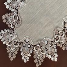 Față de masă lungă din poliester de culoarea inului, cu dantelă solubilă în apă, brodată în două tonuri - Element esențial pentru bucătărie, ideal pentru decorul casei, întâlniri de familie, sărbători, picnicuri și decor în stil rustic