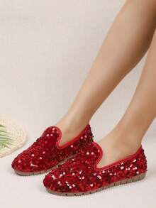 2026 Zapatos planos brillantes de moda para mujer para comercio transfronterizo. La parte superior está cubierta de lentejuelas rojas que brillan intensamente bajo la luz, con un diseño simple y elegante. Adecuado para usar en fiestas, celebraciones y otras ocasiones donde necesite agregar un toque de glamour, puede mejorar la sensación general de moda y ambiente del atuendo. - Rojo - Ver 6