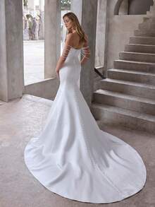 Exquisite Strapless White Wedding Gown With Delicate Pearl Chain Embellishments And A Dramatic Mermaid Train, Designed For A Stunning And Timeless Bridal Silhouette; This Elegant Dress Is Perfect For Your Wedding Ceremony, Vow Renewal, Or Engagement Celebration, While Its Sophisticated And Captivating Design Also Makes It An Ideal Choice For A Wide Array Of Formal And Festive Occasions Including Christmas Galas, Halloween Balls, Birthday Celebrations, Anniversary Dinners, Prom, And Cocktail Parties; Expertly Crafted With Luxurious Fabrics For All-Season Comfort And A Flattering Fit, This Gown Seamlessly Blends Classic Glamour With Modern Femininity, Ensuring An Unforgettable And Photogenic Presence At Any Special Celebration From An Intimate Gathering To A Grand Themed Affair. - 白色 - 查看 2