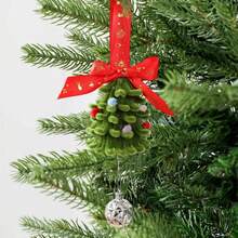 Mini árbol de Navidad de tela, bola de peluche pequeña y lazo de cinta roja. Ideal para decorar el escritorio, fiestas en casa o cualquier ocasión navideña. - Verde - Ver 3