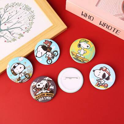  Set de 5 piezas de alfileres de hierro con estilo de periféricos de anime, broche de Snoopy de dibujos animados lindo, alfileres de solapa de plástico, estilo aleatorio, regalo de Navidad, decoración navideña
