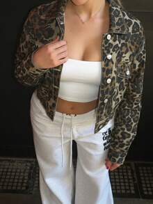 女式豹纹牛仔飞行员夹克，长袖短款设计，衬衫领，前部有纽扣 - 豹紋 - 查看 3