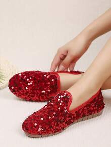 2026 Zapatos planos brillantes de moda para mujer para comercio transfronterizo. La parte superior está cubierta de lentejuelas rojas que brillan intensamente bajo la luz, con un diseño simple y elegante. Adecuado para usar en fiestas, celebraciones y otras ocasiones donde necesite agregar un toque de glamour, puede mejorar la sensación general de moda y ambiente del atuendo. - Rojo - Ver 5