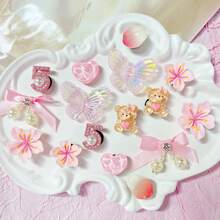 16 piezas de decoraciones DIY de mariposa rosa, número 5, lazo, flor, pétalo, corazón, oso marrón de ABS, adecuadas para sandalias, pantuflas, bolsas de playa de mujeres, clips de zapatos multifuncionales, excelentes para regalos de fiestas de cumpleaños y vacaciones