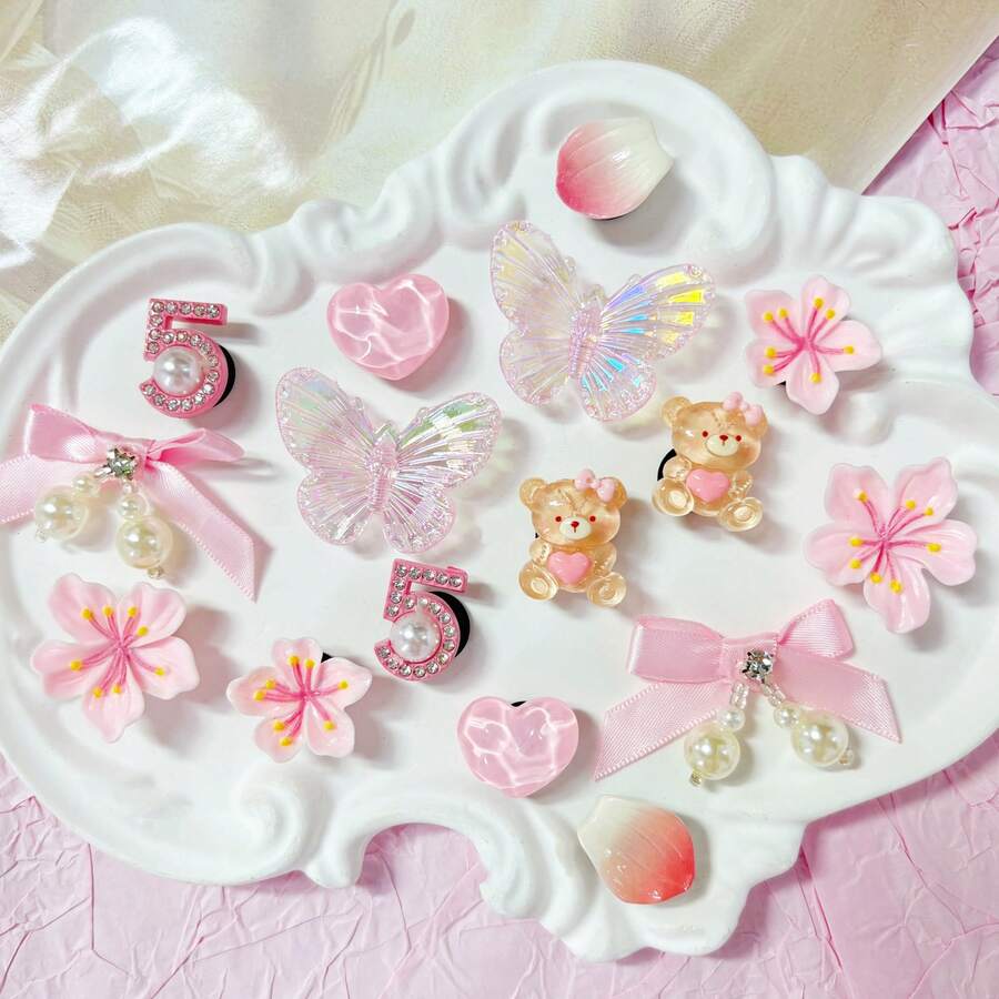 16 piezas de decoraciones DIY de mariposa rosa, número 5, lazo, flor, pétalo, corazón, oso marrón de ABS, adecuadas para sandalias, pantuflas, bolsas de playa de mujeres, clips de zapatos multifuncionales, excelentes para regalos de fiestas de cumpleaños y vacaciones