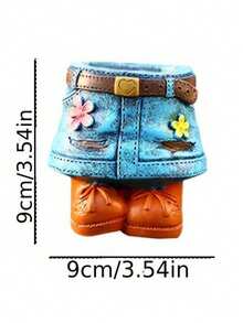 这款创意牛仔风多肉植物盆栽套装包含1个树脂花盆，造型别致，细节精致，以牛仔裤和牛仔帽为灵感。它适用于室内外园艺、家居装饰，也是送给植物爱好者的独特礼物。同时，它也是一款非常漂亮的多肉植物盆栽装饰品。