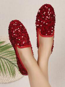 2026 Zapatos planos brillantes de moda para mujer para comercio transfronterizo. La parte superior está cubierta de lentejuelas rojas que brillan intensamente bajo la luz, con un diseño simple y elegante. Adecuado para usar en fiestas, celebraciones y otras ocasiones donde necesite agregar un toque de glamour, puede mejorar la sensación general de moda y ambiente del atuendo. - Rojo - Ver 4