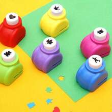 Celemela 4 peças/8 peças Pacote de Valor, Inclui Padrões e Cores Aleatórios Variados, Surpresa em Cada Compra, Design Portátil para Fácil Operação, Basta Pressionar para Obter Padrões Elegantes Vazados, Perfeito para Scrapbooking DIY, Cartões de Saudação, Diários, Álbuns de Fotos e Mais Aplicações Criativas