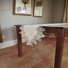 Față de masă lungă din poliester de culoarea inului, cu dantelă solubilă în apă, brodată în două tonuri - Element esențial pentru bucătărie, ideal pentru decorul casei, întâlniri de familie, sărbători, picnicuri și decor în stil rustic