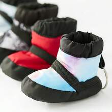 一款原创芭蕾舞鞋保暖迷你钥匙扣，深受可爱又古灵精怪的舞蹈专业人士喜爱。