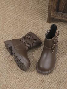 1双棕色女童柔软舒适PU皮靴，带蝴蝶结、侧拉链、圆头、保暖内衬，时尚经典中筒靴，适合3-15岁女孩，日常、度假、上学、秋冬季穿着。
