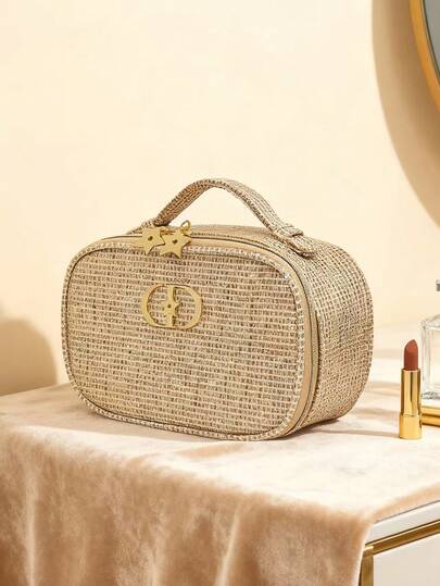 Christian Dior حقيبة مكياج محدودة الإصدار لعيد الميلاد 2025 بنسيج منسوج ذهبي لامع ذو لمعان مشرق، يخلق تأثيرًا ساطعًا