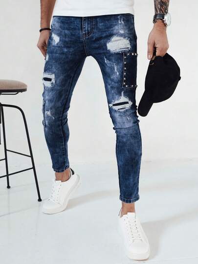Deze slim-fit herenjeans heeft een distressed finish en decoratieve patches. Gemaakt van een katoenmix van polyester en spandex, biedt hij uitstekende stretch en comfort. Dankzij de ritssluiting is deze stijlvolle streetwearjeans een ideale keuze voor dagelijks gebruik.