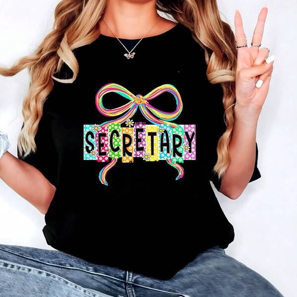 Secretaria, Secretaria Neón, Secretaria Coqueta B-Ow, Diseño de Secretaria Escolar PreppY, Vuelta al Cole, Primer Día de Clase, Camiseta Corta Blanca de Algodón de 220 g220 g C-AmiS-eta de aL-Godón "Weekend" de - HOMBRE - MUJER - Para un look relA-Jado - Apta para todo tipo de perS-onas, ya sean mujeres o hombres - Tejido duradero de alta C-Alidad apto para todo tipo de prendas, suave al tacto pero duradero - Tops transpirables - Conjuntos de otoño para mujer - Conjuntos de vaC-Aciones para mujer - Disfraz de Halloween para mujer