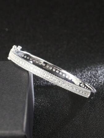 1件S925纯银手镯，镶嵌满钻，闪耀优雅，适合晚宴、婚礼等正式场合，也是生日、周年纪念日、圣诞节的绝佳礼物。