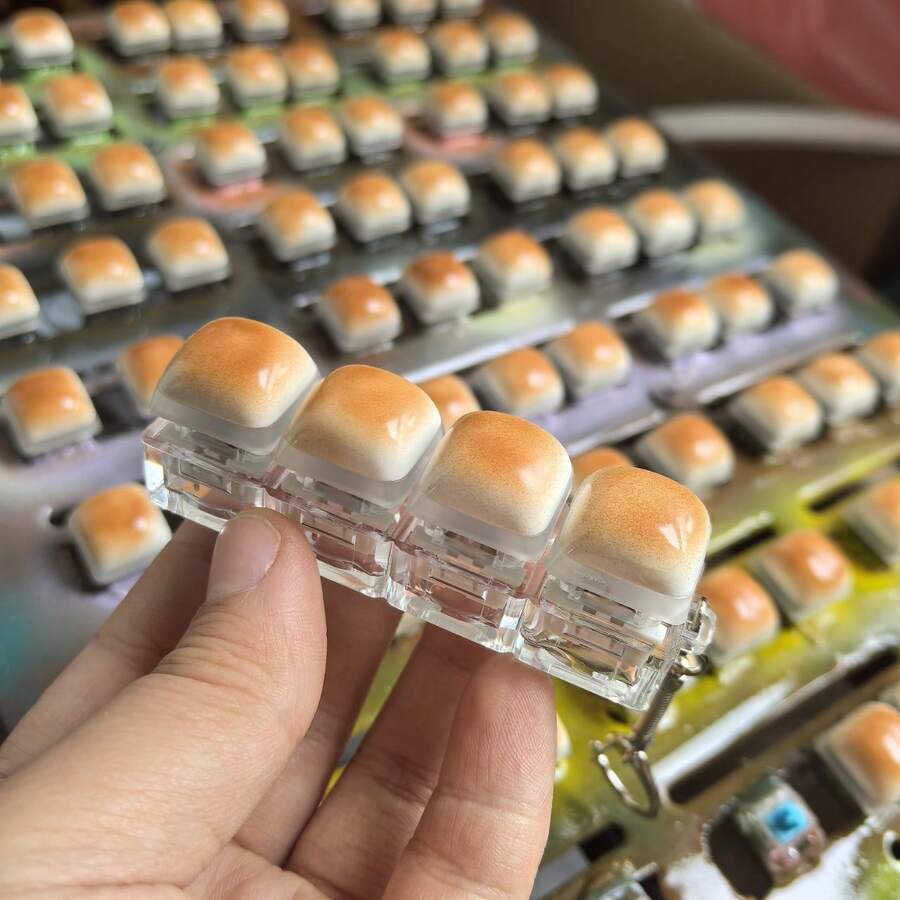 KADA 原味焦糖面包钥匙扣减压玩具，背包挂件，办公手指玩具 - 收藏礼品，完美礼物，减压玩具 - 彩色 - 查看 1