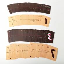 一盒“真诚与审判”阿拉伯语卡牌游戏，内含200张卡牌、6个棋子、1个游戏板（13.78*13.78英寸），适合万圣节及其他节日聚会、学校活动、家庭和朋友聚会，建议14岁以上玩家游玩。 - 黑色 - 查看 5