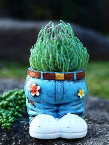 这款创意牛仔风多肉植物盆栽套装包含1个树脂花盆，造型别致，细节精致，以牛仔裤和牛仔帽为灵感。它适用于室内外园艺、家居装饰，也是送给植物爱好者的独特礼物。同时，它也是一款非常漂亮的多肉植物盆栽装饰品。