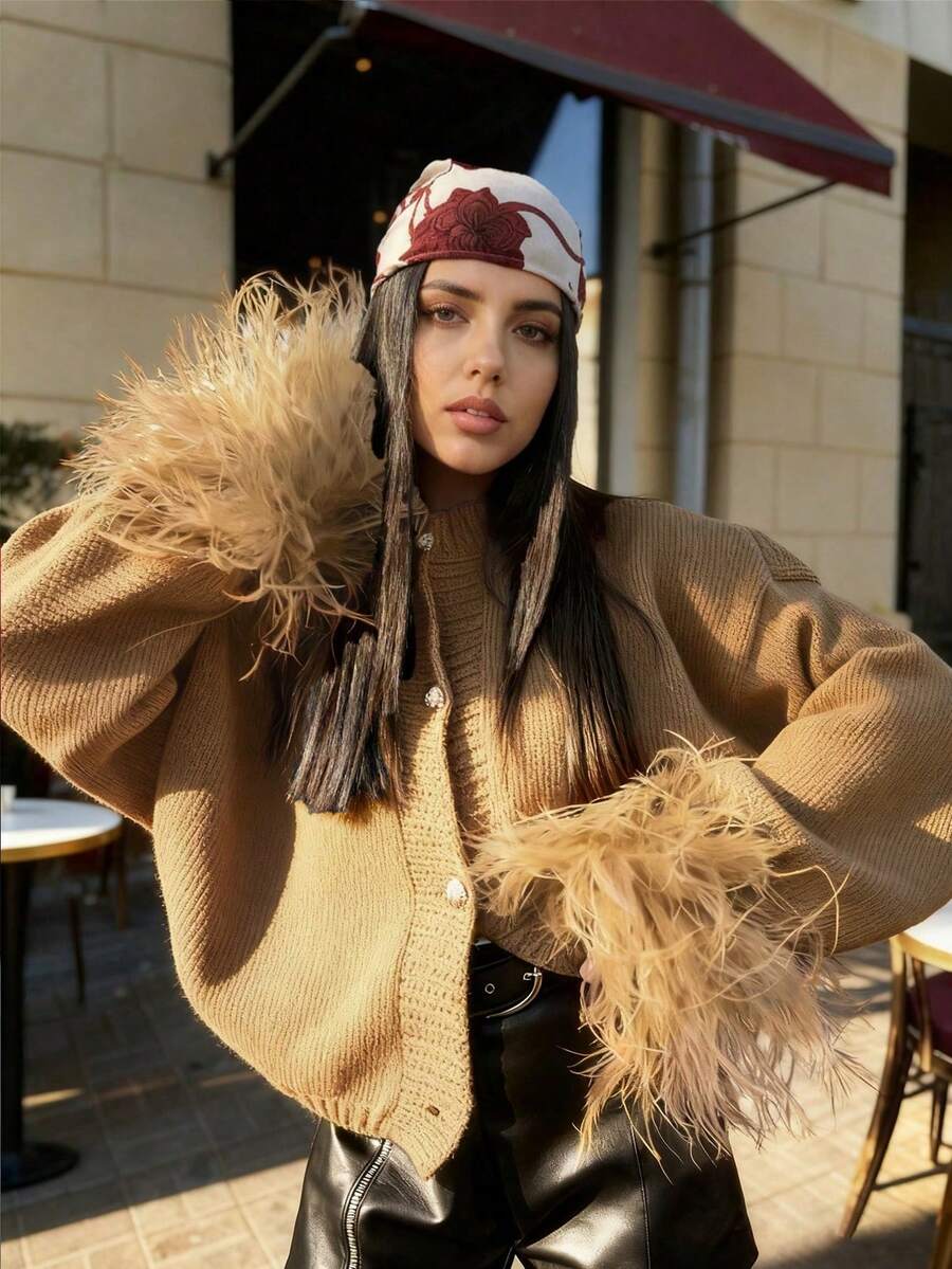 节日红色毛绒袖口休闲开衫，配金属纽扣，适合圣诞节、新年、情人节等场合。