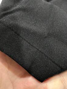 男士复古风长裤，经典口袋设计，饰以牙签状细节。这款轻盈的纯色休闲裤舒适百搭，轻松打造时尚造型。 - 黑色 - 查看 4