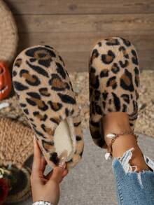 女士毛绒防滑耐穿仿兔毛保暖内衬拖鞋，仿麂皮 - 豹紋棕 - 查看 4