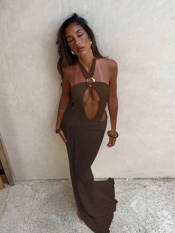 Conjunto de mono de tirantes con diseño hueco y falda pareo de playa para mujer