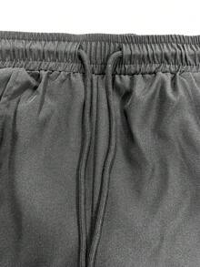 男士复古风长裤，经典口袋设计，饰以牙签状细节。这款轻盈的纯色休闲裤舒适百搭，轻松打造时尚造型。 - 黑色 - 查看 5