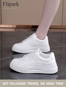 Flipark 一双休闲运动风白色鞋，百搭轻便，适合学生外出穿着。一双百搭时尚运动风女式休闲轻便小白鞋，学生鞋，小码适合娇小女性。