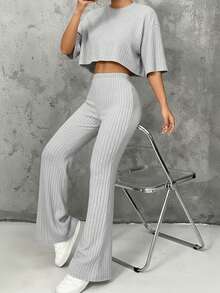 Conjunto set de dos piezas de cárdigan blusa holgada crop top y pantalon tejido acanalado tela texturizada de manga larga de color sólido casual para mujer de otoño e invierno - Gris Claro - Ver 3