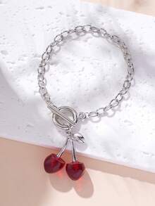 1件草莓项链，甜叶草莓串珠吊坠项链，适合女性佩戴，适合大多数人，可作为送给女朋友、节日、情人节的礼物，也适合圣诞节装饰。