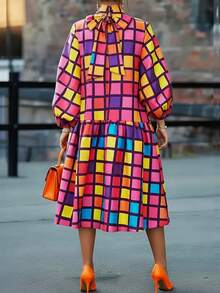 Vestido midi solto com estampa xadrez contrastante, gola alta retrô e mangas bufantes. Ideal para o dia a dia, deslocamentos e encontros na primavera e no outono. - Multicolorido - Ver 5