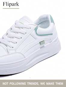 Flipark 一双休闲运动风白色鞋，百搭轻便，适合学生外出穿着。一双百搭时尚运动风女式休闲轻便小白鞋，学生鞋，小码适合娇小女性。