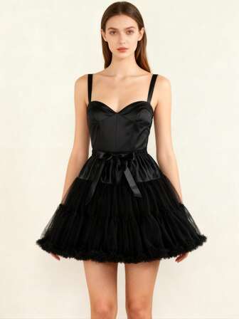 一件45厘米黑色短款蓬蓬裙，收腰设计，多层薄纱裙摆，打造甜美洛丽塔芭蕾舞风格派对迷你连衣裙，适合日常穿着、婚礼和正式场合。独特、甜美、优雅的连衣裙。
