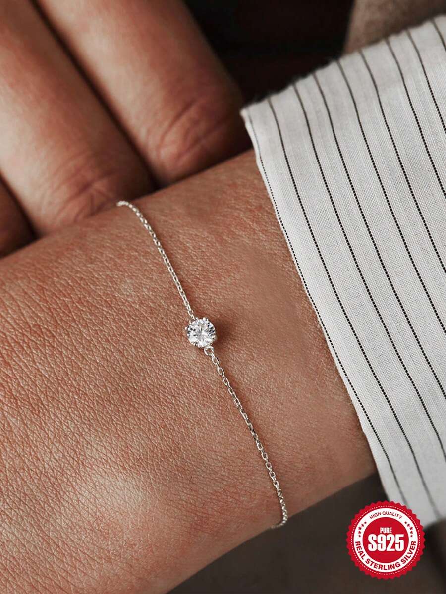 1件925纯银经典立方氧化锆连续指环手链，简约风格，适合女性日常、派对、婚礼等场合佩戴。