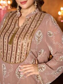 大码女士优雅长袖连衣裙，采用刺绣面料、贴花装饰、串珠饰边和流苏吊坠，适合日常穿着和春季节日穿着。 - 摩卡棕 - 查看 1