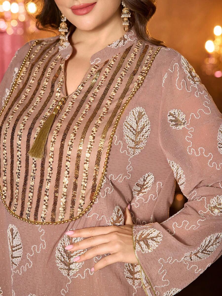 大码女士优雅长袖连衣裙，采用刺绣面料、贴花装饰、串珠饰边和流苏吊坠，适合日常穿着和春季节日穿着。 - 摩卡棕 - 查看 1