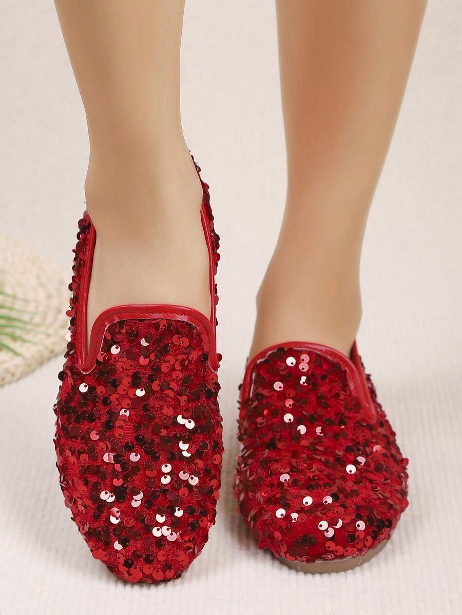 2026 Zapatos planos brillantes de moda para mujer para comercio transfronterizo. La parte superior está cubierta de lentejuelas rojas que brillan intensamente bajo la luz, con un diseño simple y elegante. Adecuado para usar en fiestas, celebraciones y otras ocasiones donde necesite agregar un toque de glamour, puede mejorar la sensación general de moda y ambiente del atuendo. - Rojo - Ver 1