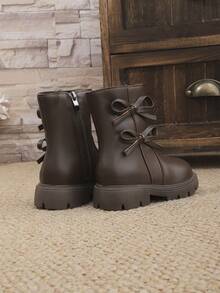 1双棕色女童柔软舒适PU皮靴，带蝴蝶结、侧拉链、圆头、保暖内衬，时尚经典中筒靴，适合3-15岁女孩，日常、度假、上学、秋冬季穿着。