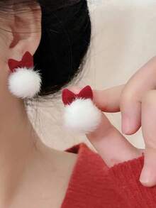 1 Par de Brincos Fofos e Versáteis com Laço Vermelho de Natal e Bola de Pelúcia, Textura Macia de Pelúcia, Brincos Românticos Retrô, Adequados para Mulheres Usarem em Qualquer Ocasião, Ideal para o Natal e Ano Novo - Multicolorido - Visão 2